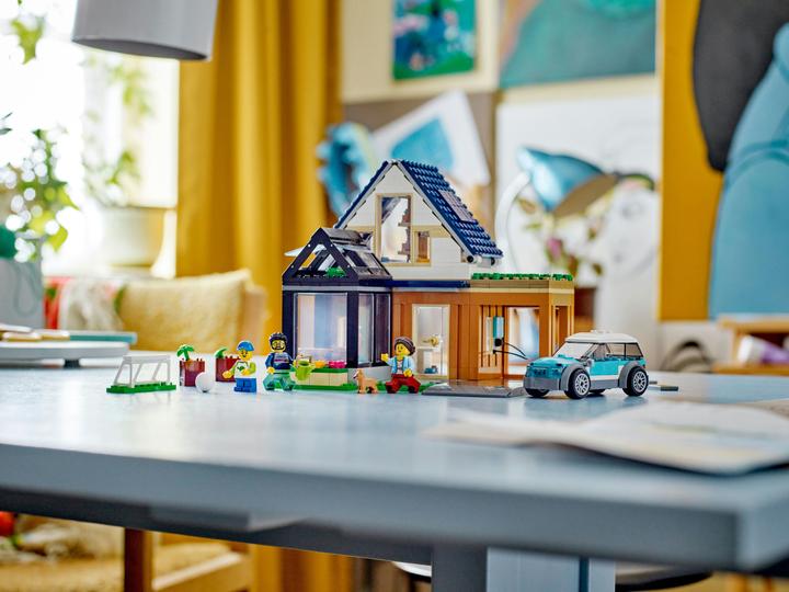 Actual product image LEGO Family home with electric car (60398, LEGO City)