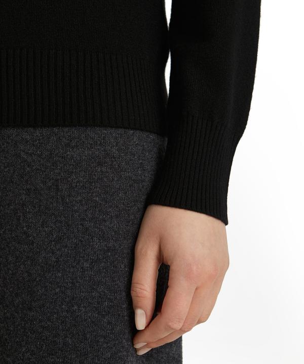 Actual product image Falke LU Classic V-Neck w (M)