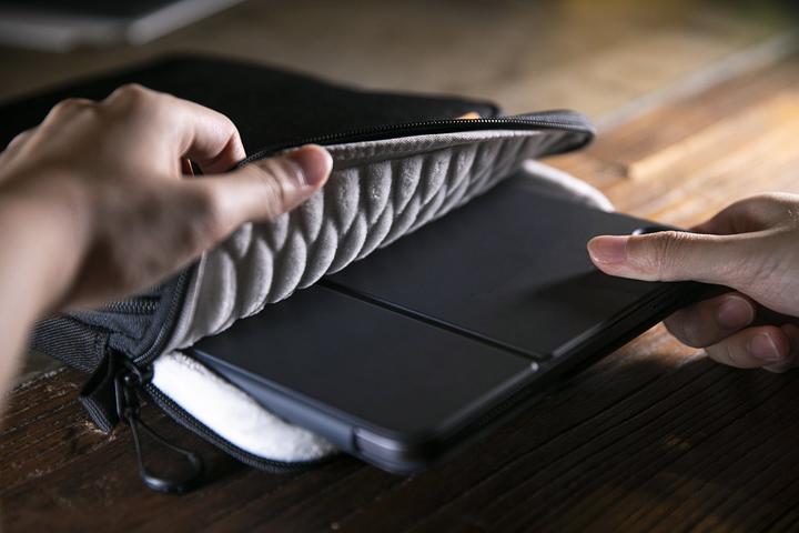 Actual product image tomtoc H13 (9.7-11") Tablet Sleeve (iPad Air 2014 (2. Gen), iPad Pro 11 2020 (2. Gen), iPad Pro 10.5 2017 (1. Gen), iPad Pro 10.5 2019 (2nd Gen), iPad Pro 11 2018 (1. Gen), iPad Air 2020 (4. Gen), iPad Air 2022 (5th Gen), iPad Air 2019 (3. Gen))