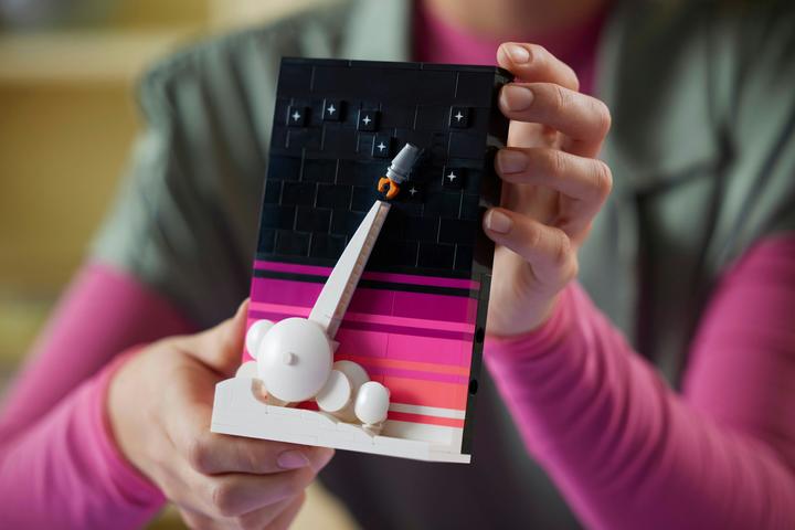Immagine prodotto LEGO Idee - Storie dall'era spaziale (21340, LEGO Ideas, Set LEGO rari)