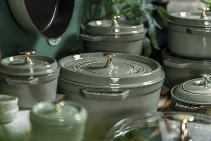Actual product image Staub Cocotte 28 cm, round, eucalyptus, cast iron 6.7l (28 cm, Casserole + Stewpot, Cast iron)