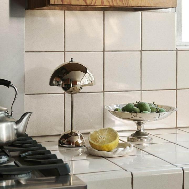 Produktbild &Tradition Flowerpot VP9 Portable Tischleuchte Brass-Plated (270 lm)