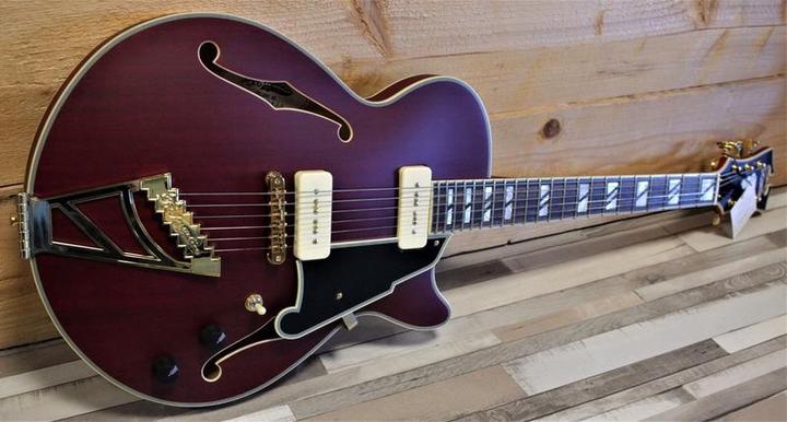Actual product image D'angelico Guitars Deluxe SS Stairstep Trans Wine semi-acoustic gitaar met koffer (Electric guitar, Maple, Mahogany, Laminated wood)