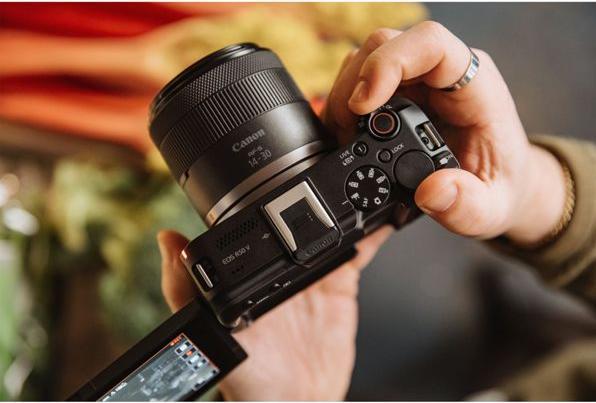 Image du produit Canon EOS R50 V + Kit RF-S 14-30mm F4-6.3 IS STM PZ (14 - 30 mm, 24.20 Mpx, APS-C / DX)