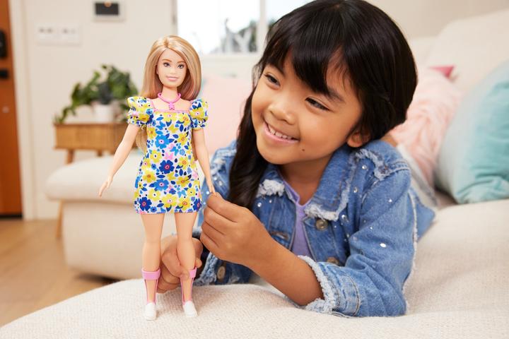 Immagine prodotto Barbie Bambola fashionista con sindrome di Down con un vestito a fiori