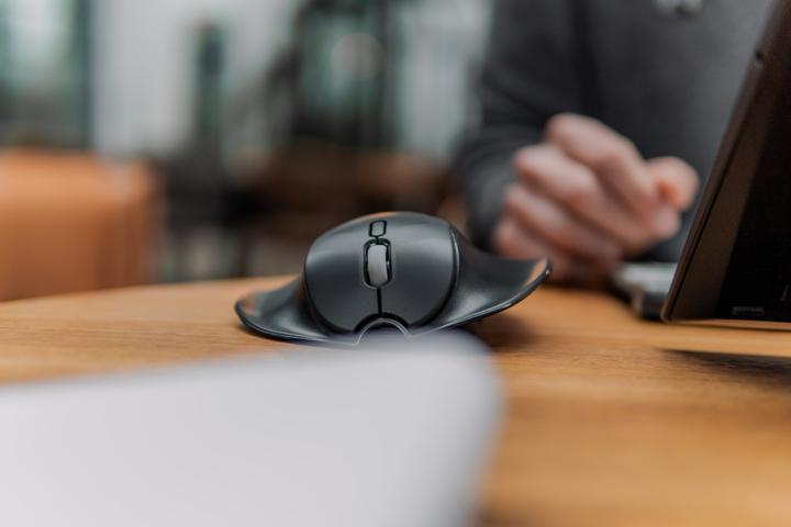 Actual product image Bakker Elkhuizen BakkerElkhuizen Mouse HandshoeMouse Shift Medium Bluetooth retail (Wireless)