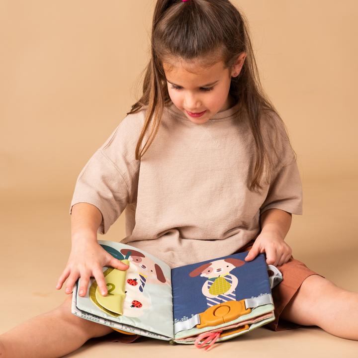 Actual product image Taf Toys Aktivitätenbuch Fantasy (German, French, Italian, English, Swiss German)