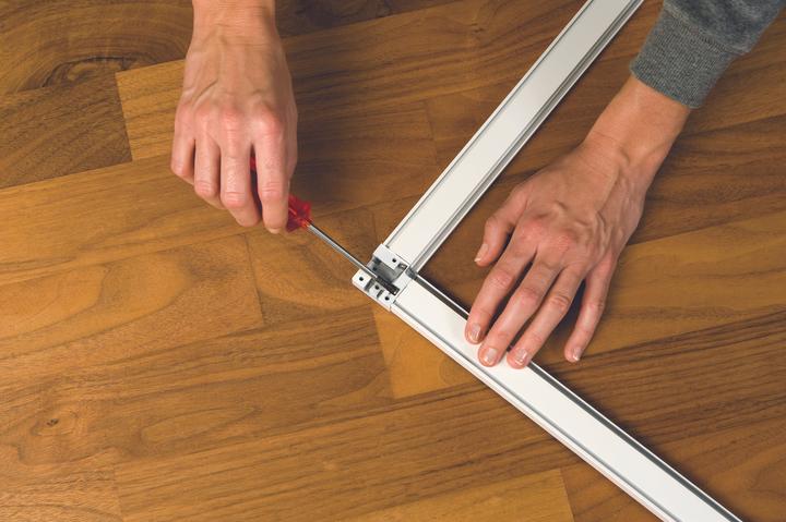 Produktbild tesa Insektenschutz Alu COMFORT für Fenster, mit Rahmen aus Aluminium, ohne Bohren (100 x 120 cm)