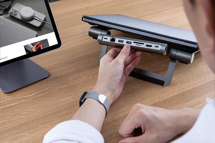 Actual product image Epico Magnetic Stand for Apple iPad Pro 11"/Air 10,9" - space gray