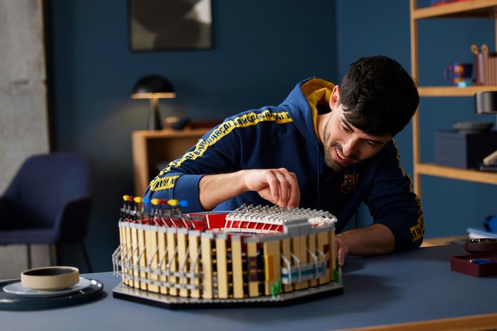 Actual product image LEGO ICONS CAMP NOU - FC BARCELONA 10284 (10284, LEGO Creator Expert, LEGO Rare Sets)