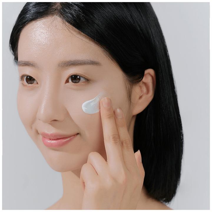 Actual product image Skin1004 Madagascar Centella Hyalu-Cica Water-Fit Sun Serum 100ml (Sun cream face, SPF 50+, 100 ml)