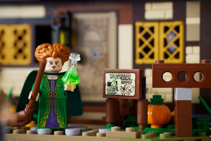 Image du produit LEGO Disney Hocus Pocus: The Sanderson Sisters' Cottage (21341, LEGO Ideas, LEGO difficiles à trouver)