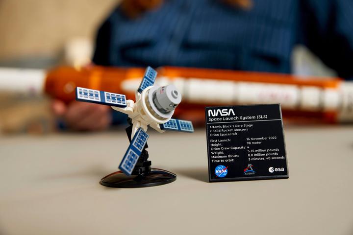 Actual product image LEGO NASA Artemis launch pad (10341, LEGO Icons, LEGO Rare Sets)