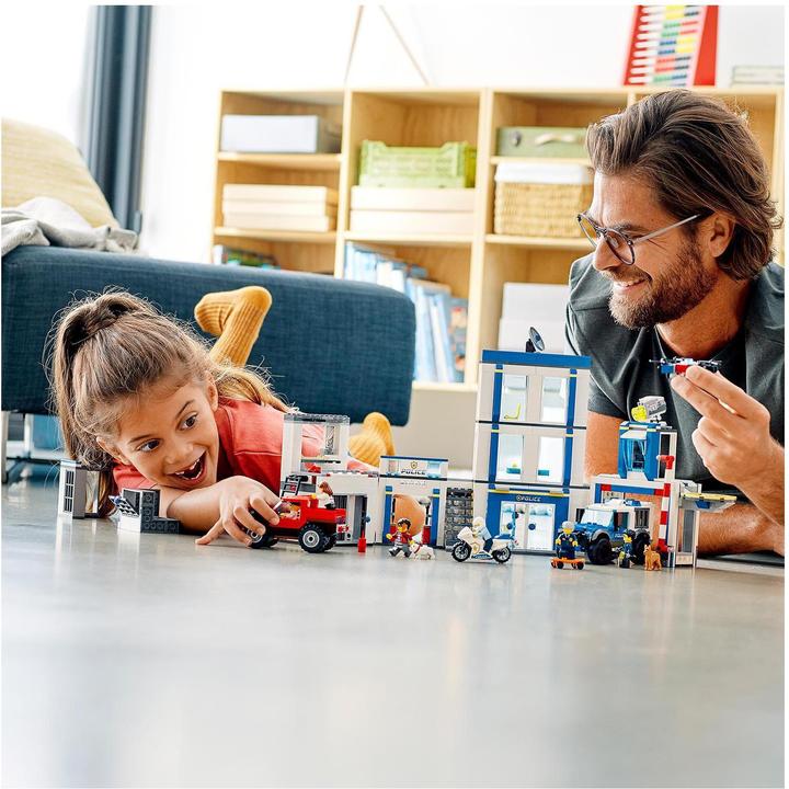 Actual product image LEGO Police Station (60246, LEGO City)