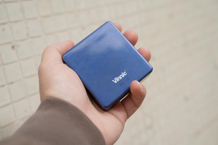 Immagine prodotto Vinnic MANA Magnetic Wireless Powerbank 8.000mAh, argilla (8000 mAh, 15 W, 30.80 Wh)