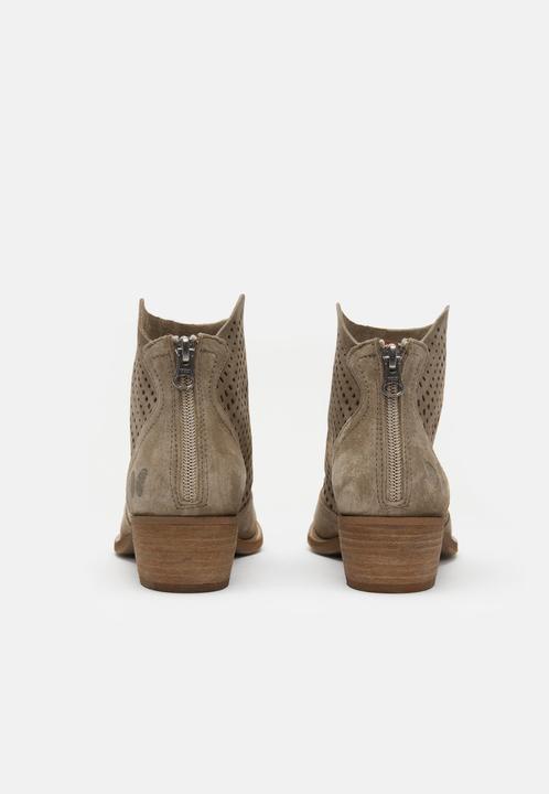 Actual product image Felmini This stiff boot from is made from suede. They offer a perfect blend of (41)