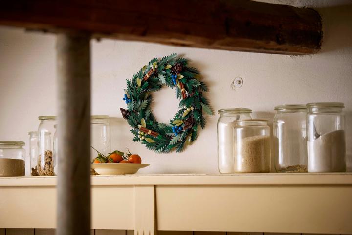 Actual product image LEGO Christmas wreath (10340, LEGO Icons)