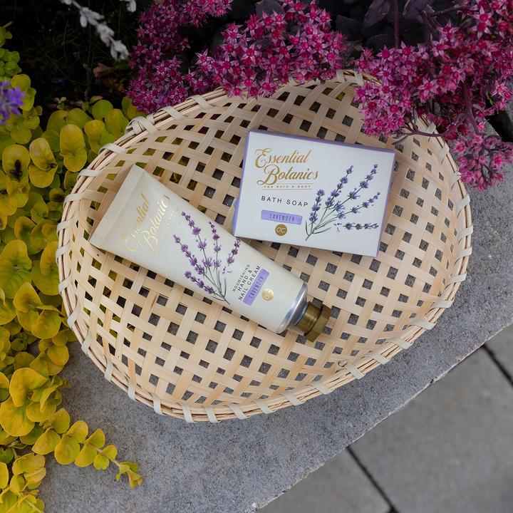 Produktbild Accentra Handpflegeset ESSENTIAL BOTANICS - CLASSICS in Bambuskorb, inkl. 100g Seife, 60ml Hand- & Nagelcreme (Manicure set)