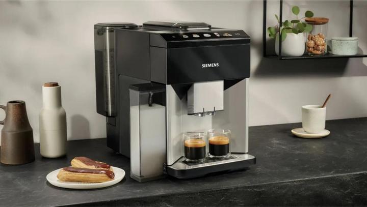 Actual product image Siemens Fully automatic coffee maker, EQ500 integral, Daylight silver, piano lacquer black, TQ513D01 (CH plug)