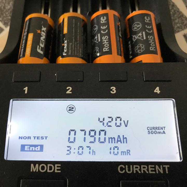 Produktbild Fenix LCD-Schnell-Ladegerät (1 Stk., CR123A, 700 mAh, Ladegerät inkl. Akku)