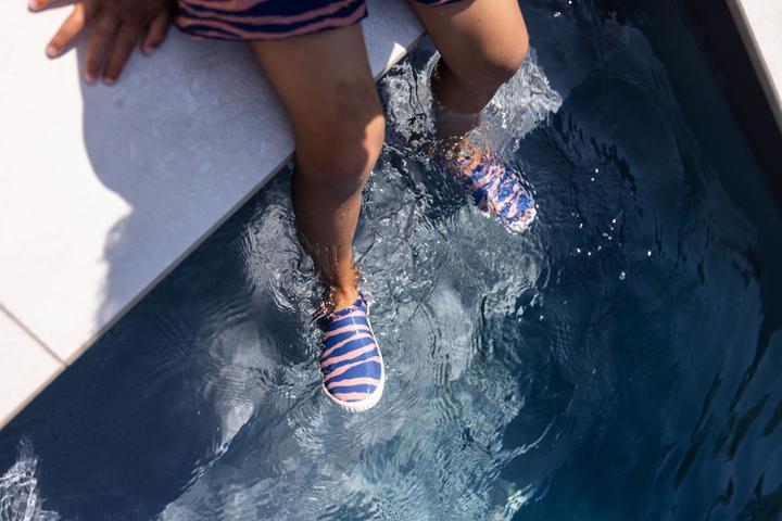 Produktbild Swim Essentials Badeschuhe Gr. 19 Blue Zebra (19)
