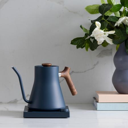 Image du produit Fellow Bouilloire électrique Stagg EKG, Stone Blue + Walnut 0,9 l (0.90 l, Prise UE)