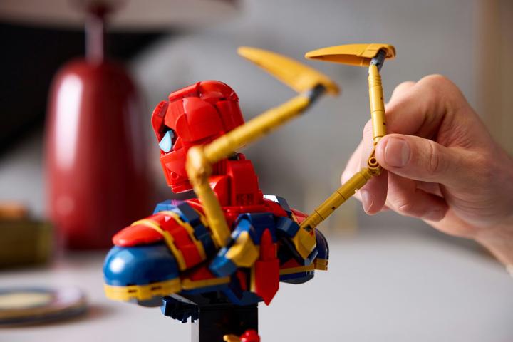 Actual product image LEGO Iron Spider-Man bust (76326, LEGO Marvel)