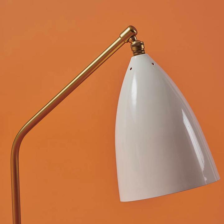 Produktbild Gubi Gräshoppa Tischleuchte Glossy Alabaster White/Brass (E14)