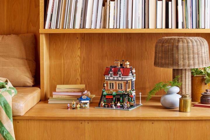 Actual product image LEGO Tudor-style corner house (10350, LEGO Icons, LEGO Rare Sets)