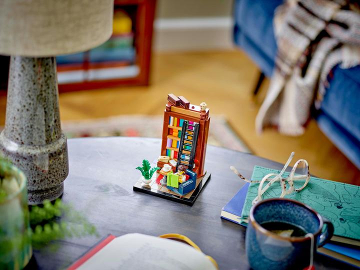 Actual product image LEGO Books are my passion (40698, LEGO Ideas)