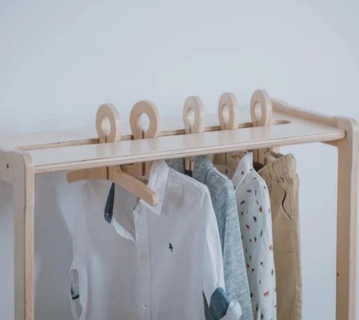 Image du produit Activity Board Meubles de chambre d'enfant Waldorf. Cintre pour enfants avec étagère