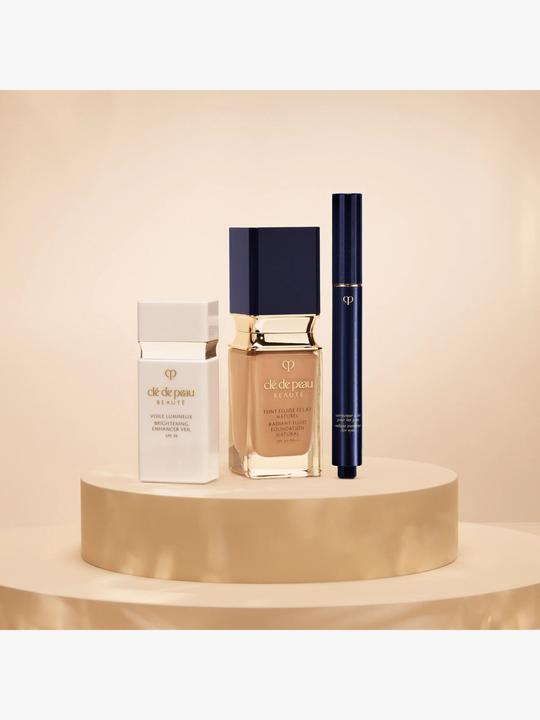 Actual product image Clé De Peau Radiant Fluid Foundation Natural BF00 (BF00 - Very Light Buff)