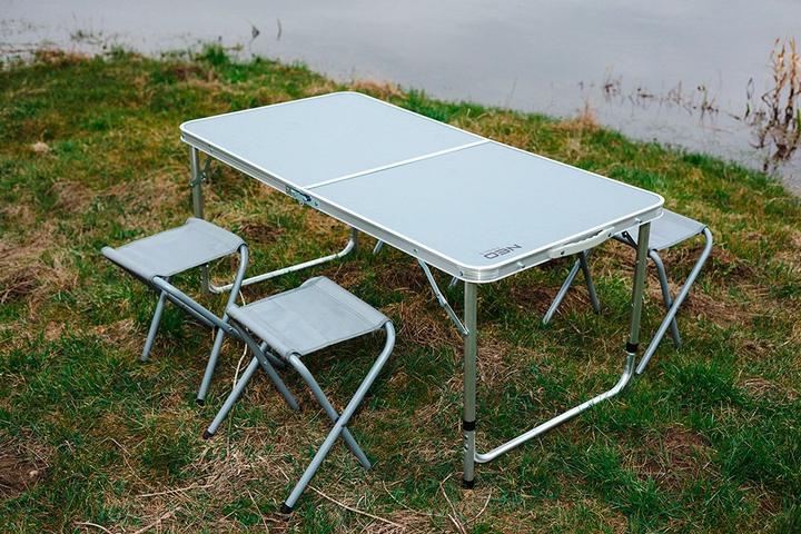 Produktbild Neo Ein Set aus Campingtisch und 4 Stühlen, zusammengefaltet in einem Koffer