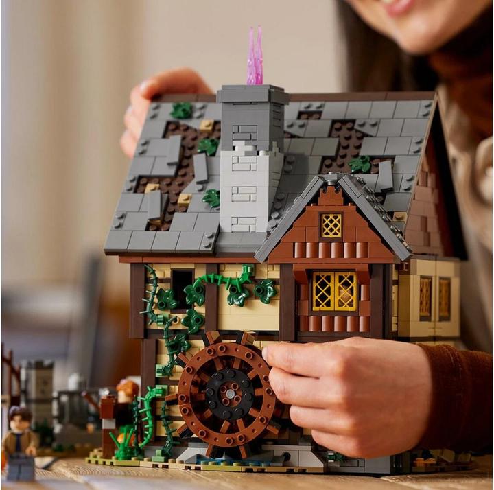 Image du produit LEGO Disney Hocus Pocus: The Sanderson Sisters' Cottage (21341, LEGO Ideas, LEGO difficiles à trouver)