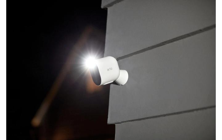 Produktbild Arlo Pro 4 Spotlight VMC4350P-100EUS 3er-Set (2688 x 1520 Pixel)