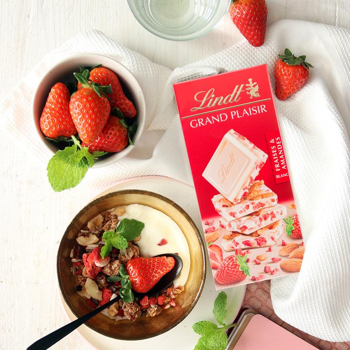 Immagine prodotto Lindt Barretta di cioccolato Grand Plaisir alla fragola bianca e alla mandorla (150 g)
