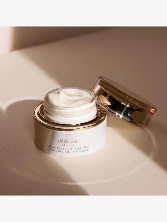 Actual product image Clé De Peau Protective Fortifying Cream (Sun cream face, SPF 20, 50 ml)
