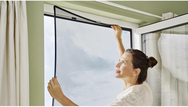 Produktbild tesa CLIP-ON Insektenschutz mit Anklipsrahmen für Fenster, zuschneidbarer Rahmen, ohne Bohren (120 x 140 cm)