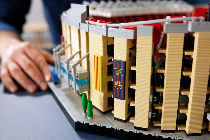 Actual product image LEGO ICONS CAMP NOU - FC BARCELONA 10284 (10284, LEGO Creator Expert, LEGO Rare Sets)