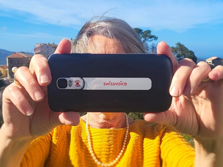 Actual product image Swissvoice S510M Case Senior Smartphone - 4G +- SOS knop - Android 12 - Whasapp - Met nomad case en koord