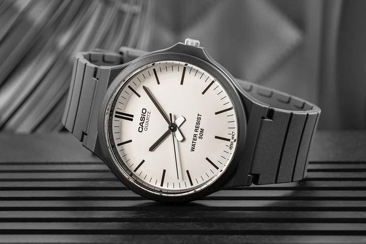 Produktbild Casio Collection - MW-240-7E (Analoguhr, 43 mm)