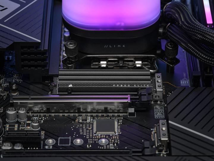 Produktbild Corsair MP600 ELITE 4TB NVMe PCIe M.2 SSD with heatsink (4000 GB, M.2 2280)