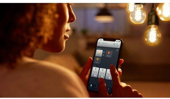 Produktbild Philips Hue Filament White Ambiance (E14, 4.60 W, 350 lm, 2 x, G)