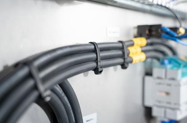 Actual product image HellermannTyton 100) Cable tie 200x4.9 with anti slip (Metal cable ties, 200 mm, 100 pcs.)