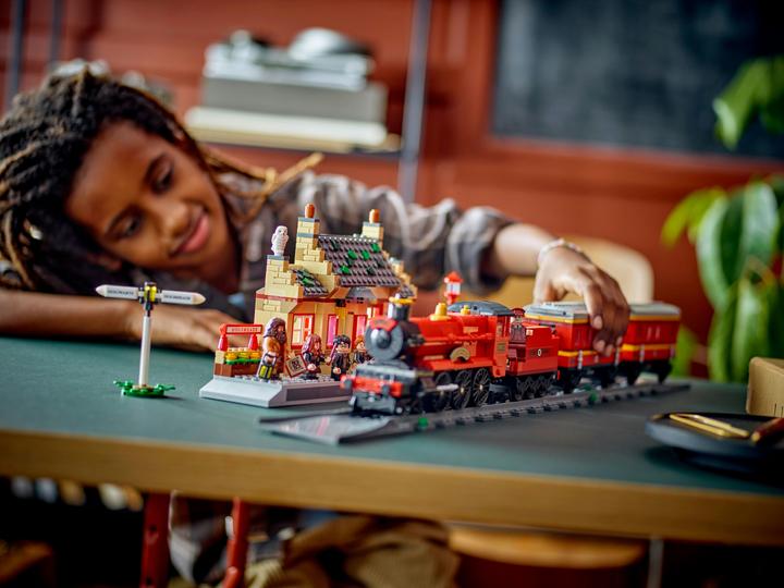 Image du produit LEGO Harry Potter 76423 Le Poudlard Express et la Gare de Pré-au-Lard (76423, LEGO Harry Potter)