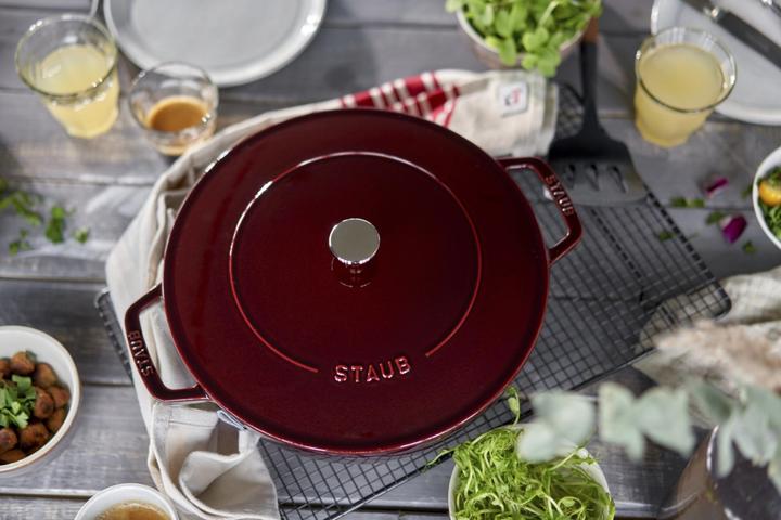Produktbild Staub 40511-512-0 Bräter mit Chistera, Induktionsgeeignet, Gusseisen, Grenadine (24 cm, Bräter + Schmortopf, Gusseisen)