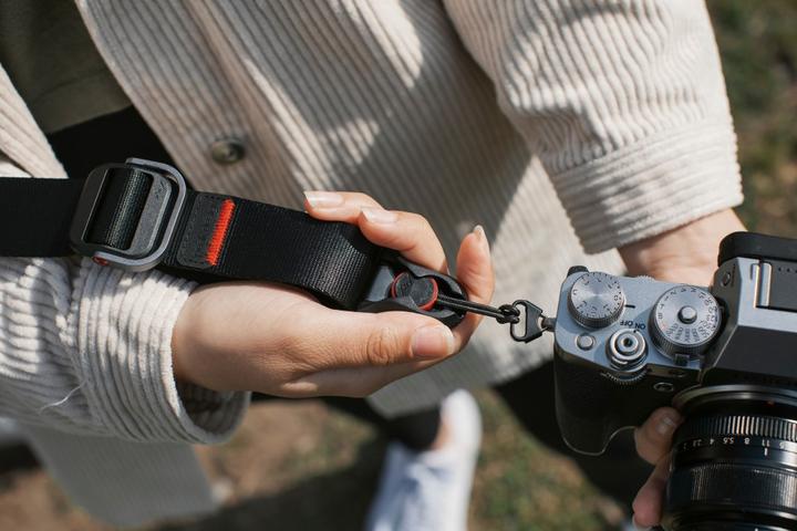 Actual product image Peak Design slide lite (Shoulder strap, Neck belt)