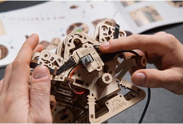 Produktbild Ugears MOTEUR V8 776PCS (FR-DE-EN-POL-ES-UKR)