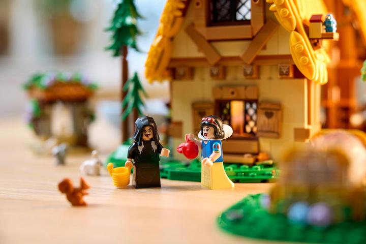 Immagine prodotto LEGO La capanna di Biancaneve e i sette nani (43242, LEGO Disney)