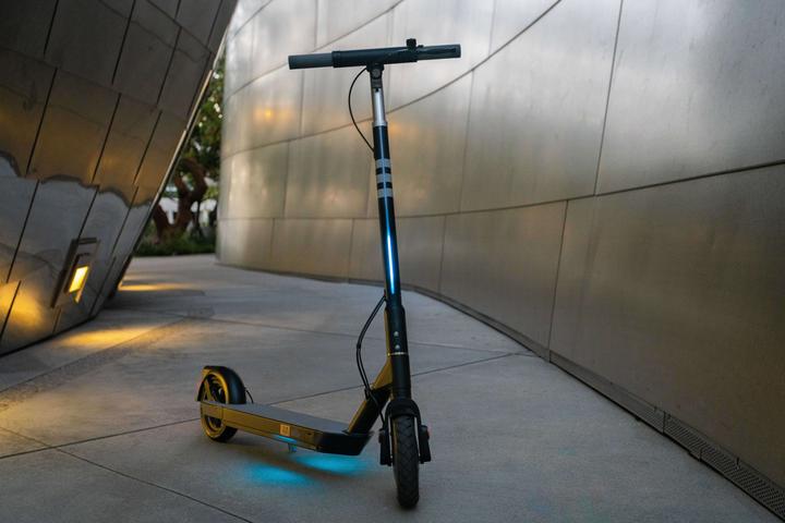 Produktbild Okai ES20 Neon (20 km/h, 40 km, 300 W)